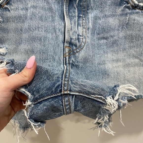 Levi’s 501 Button-Fly Distressed Raw-Hem Denim Shorts Light Wash 29w Festival - Picture 3 of 12